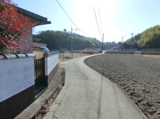 【前面道路含む現地写真】 | 中古一戸建　玉島道口　6DK | 前面道路は北側幅員約2.3ｍ。西側に向いて撮影
