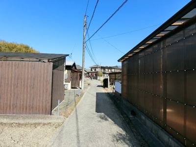 【前面道路含む現地写真】 | 中古一戸建　玉島道口　6DK | 前面道路は北側幅員約2.3ｍ。東側に向いて撮影