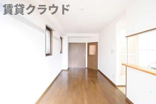 サンモール千葉寺の居間・リビング|こちらのリビングで趣味の時間をお楽しみください