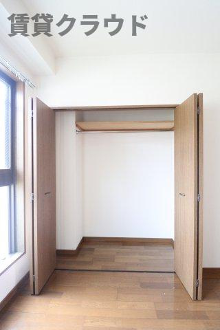 サンモール千葉寺の居間・リビング|十分な収納スペースがあります