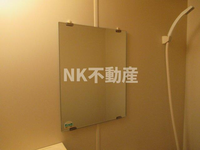【浴室】 | メゾン・クリサンテーム（若江岩田賃貸） | お風呂に鏡があります