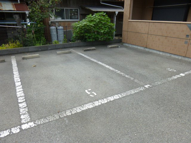 パーソナル飯田１２の駐車場