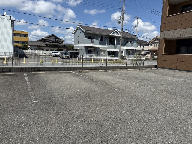 パーソナル飯田１２の駐車場