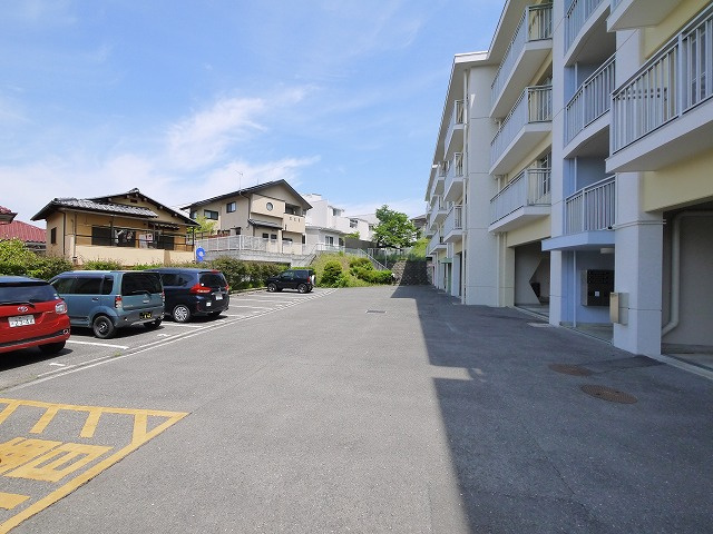 ルノアス富雄の駐車場|駐車場完備です