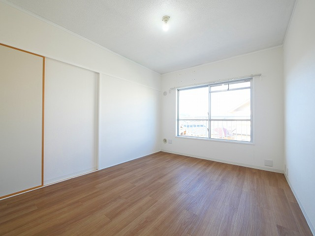 ルノアス富雄の洋室