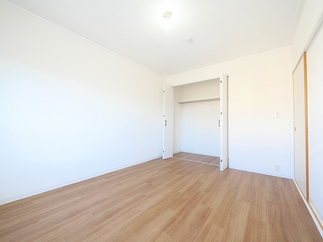 ルノアス富雄の洋室