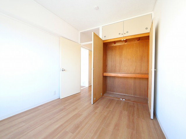 ルノアス富雄の洋室