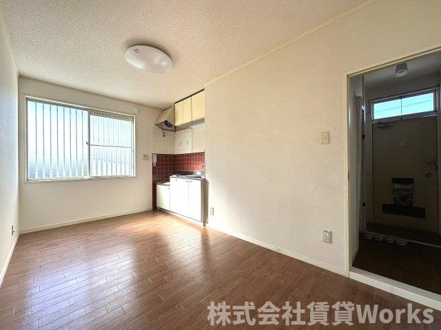 眉山ハイツの居間・リビング|使いやすいリビングです