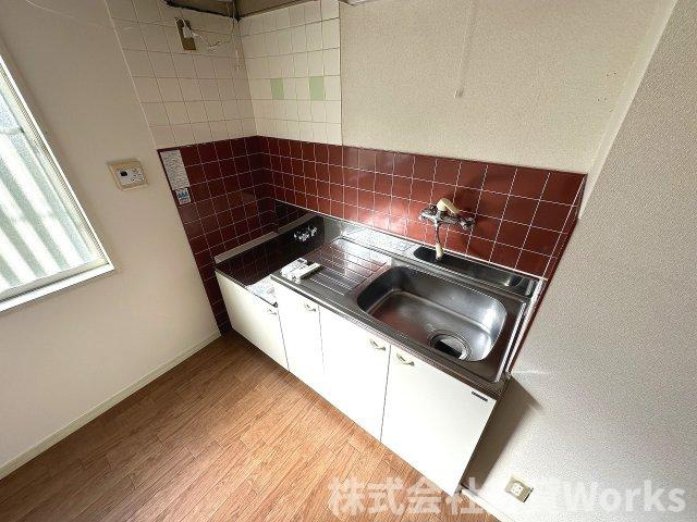 眉山ハイツのキッチン|コンパクトなキッチンで掃除もラクラク