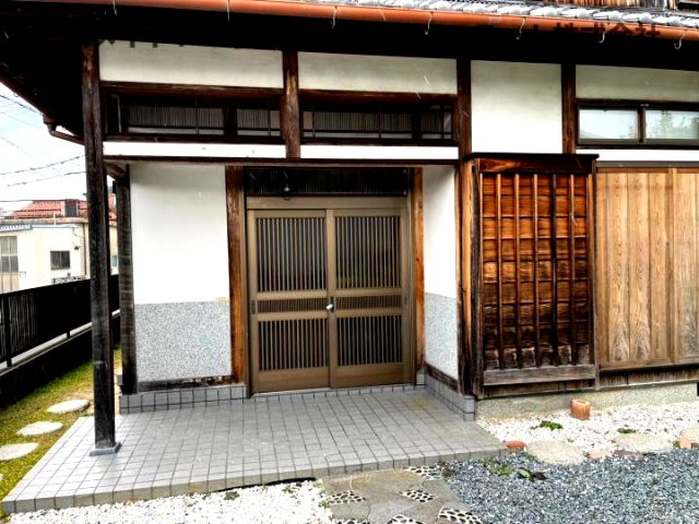 大庭寺戸建のエントランス