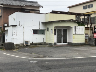 近江八幡市西庄町の店舗の駐車場