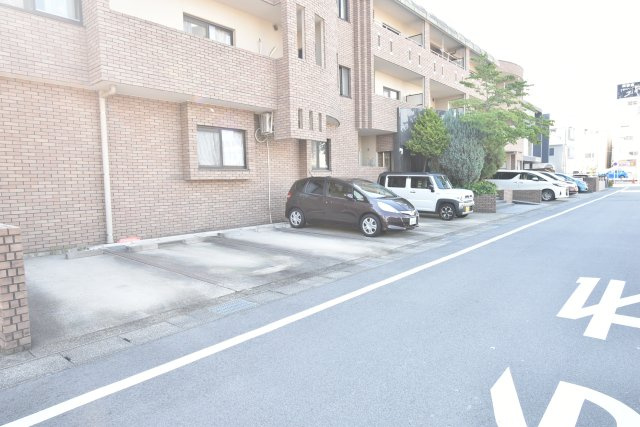 クラヴァス長岡京の駐車場