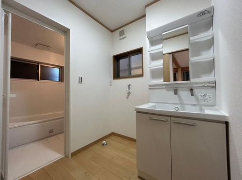 【独立洗面台】 | 【仲介手数料０円】茅ヶ崎市美住町　中古一戸建て | 【仲介手数料０円】茅ヶ崎市美住町　中古一戸建て