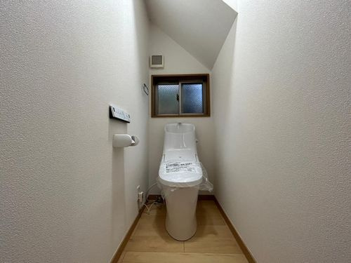 【トイレ】 | 【仲介手数料０円】茅ヶ崎市美住町　中古一戸建て | 【仲介手数料０円】茅ヶ崎市美住町　中古一戸建て