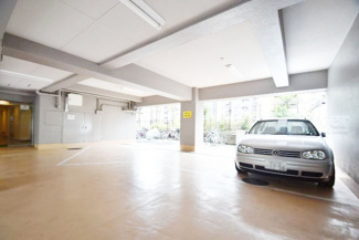 【駐車場】 | 屋根付きの駐車場スペース。空きの有無や駐車料金、サイズ規定などについては、改めてお問い合わせください。～即日のご見学可能～　お問合せはお気軽にどうぞ。