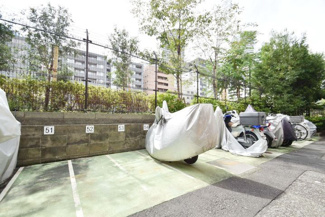 【駐車場】 | バイク置き場。空き区画の有無や駐輪料金、サイズおよび排気量規定などについては、改めてお問い合わせください。～即日のご見学可能～　お問合せはお気軽にどうぞ。