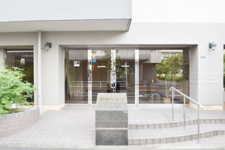 【エントランス】 | お客様を、そして住人を出迎えてくれるマンションのエントランス。ゴミが落ちていないことからも、管理状態の良さや住民の節度の高さが見て取れます。～即日のご見学可能～　お問合せはお気軽にどうぞ。