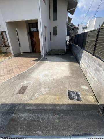 住吉山手３丁目戸建の駐車場|電動シャッター付