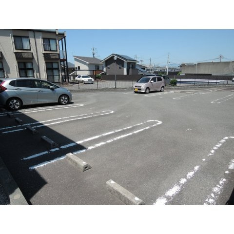 メゾン ドリーム【キャンペーン対象物件】の駐車場|車をお持ちの方に嬉しい駐車場付きの物件です