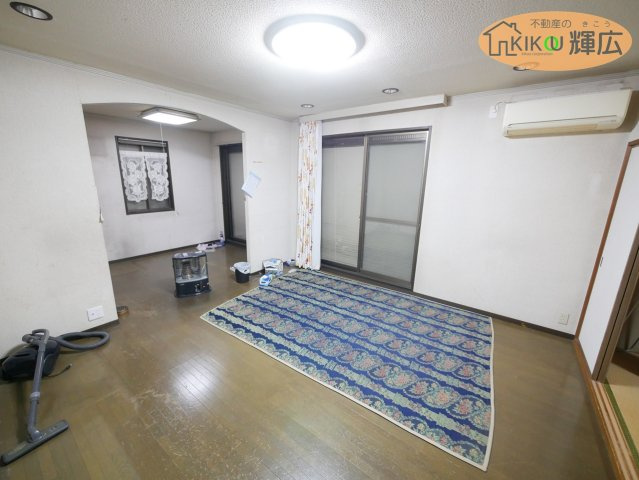 高砂市米田町米田　中古戸建の居間・リビング|リビングは約17帖ございます。形の良い間取りですので家具の配置がしやすいです。