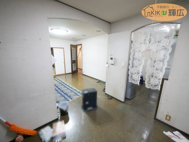 高砂市米田町米田　中古戸建の居間・リビング|リビングは和室と繋がっておりますので、小さなお子様がいらっしゃるご家庭様にも安心ですね
