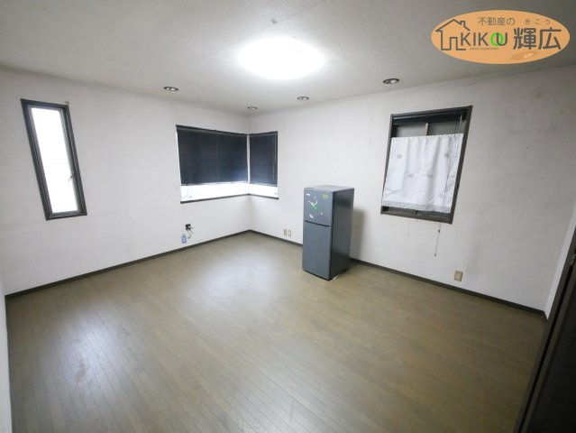 高砂市米田町米田　中古戸建の洋室|2Fの間取りは洋室8.5帖2間、洋室8帖1間となっております。また、収納スペース付きですのでそれぞれのお部屋でお荷物収納できます。