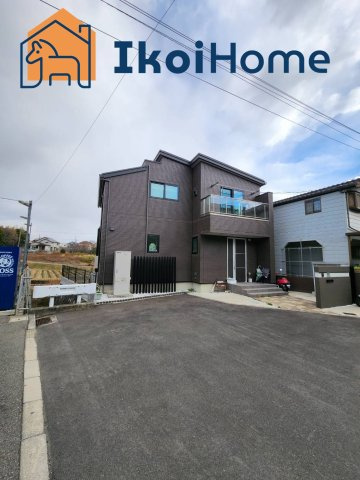 神戸市西区玉津町高津橋　戸建住宅の玄関|リビング18帖と広々空間、対面キッチンでリビングに居るお子様を見ながら料理できます。キッチンには食器洗乾燥機あります。●年中無休：見学時間9:00～20:00・当日予約可●
