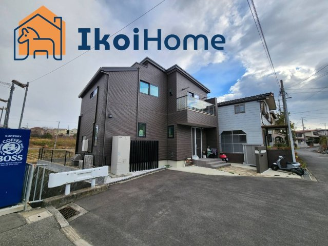 神戸市西区玉津町高津橋　戸建住宅のエントランス|リビング18帖と広々空間、対面キッチンでリビングに居るお子様を見ながら料理できます。キッチンには食器洗乾燥機あります。●年中無休：見学時間9:00～20:00・当日予約可●
