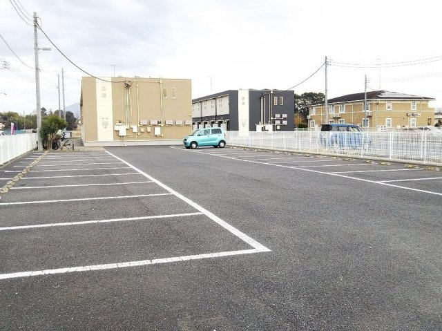 レオネクスト下妻アイビーシーの駐車場