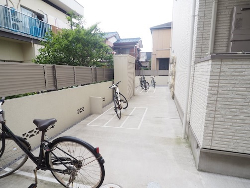 裏には駐輪場があります。