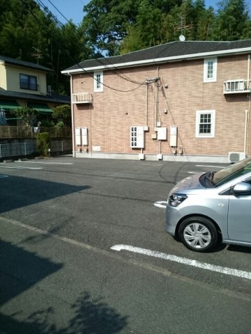 熊本市中央区黒髪６丁目のアパートの駐車場|車をお持ちの方に嬉しい駐車場付きの物件です