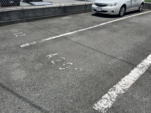 メゾンフィディリオＢ棟の駐車場