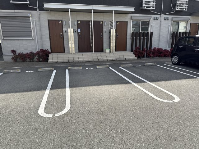 サンロイヤルの駐車場