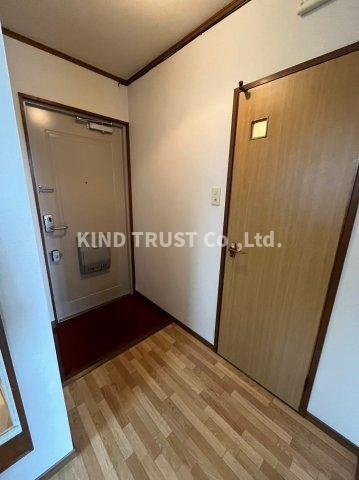 隆勝ビルの玄関|明るい玄関です