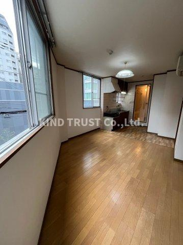 隆勝ビルの居間・リビング|こちらの居間で趣味の時間をお楽しみください