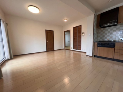 【居間・リビング】 | ロワイヤル京見橋 | 令和元年フローリング張替、ドア交換