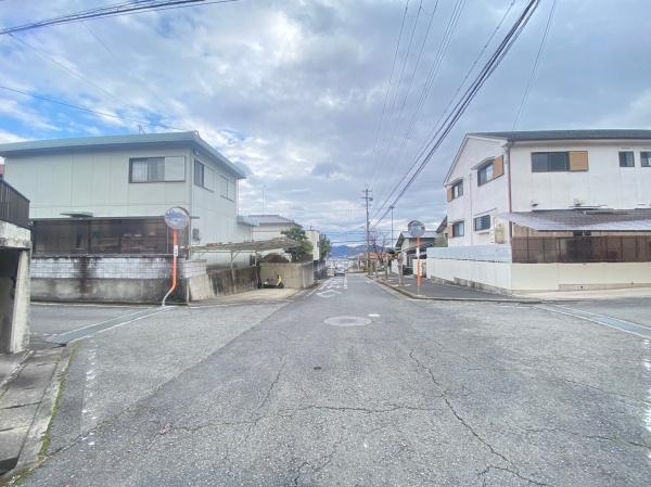 岩出市紀泉台中古戸建の前面道路含む現地写真