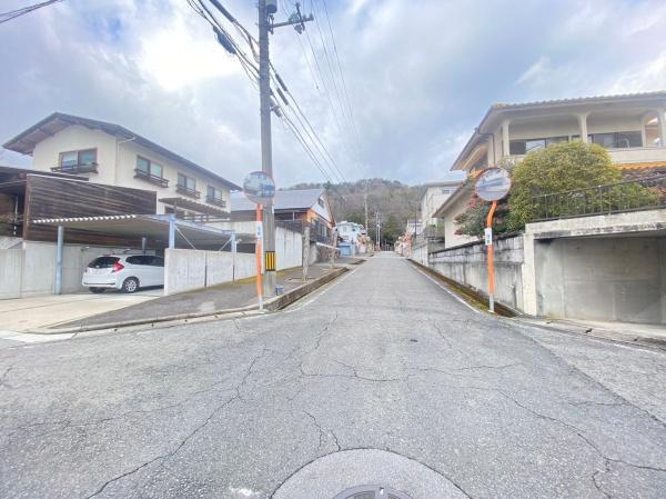 岩出市紀泉台中古戸建の前面道路含む現地写真