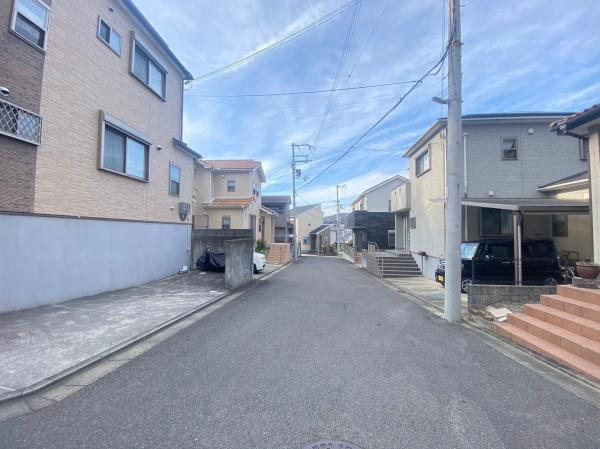 海南市大野中　中古戸建の前面道路含む現地写真