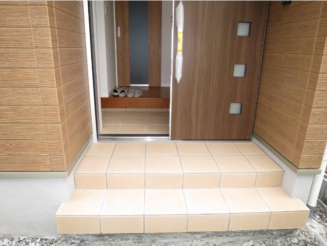 旭天神町　中古戸建　Ａ号棟　（未入居物件）の玄関