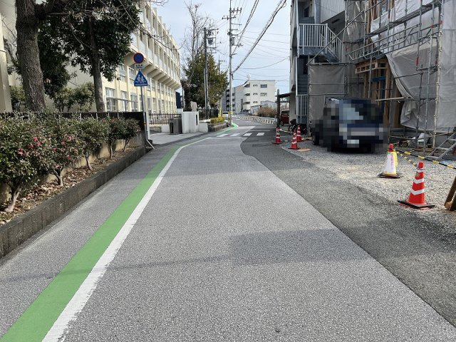 旭天神町　中古戸建　Ａ号棟　（未入居物件）の前面道路含む現地写真