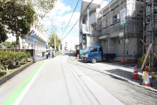 旭天神町　中古戸建　Ａ号棟　（未入居物件）の前面道路含む現地写真