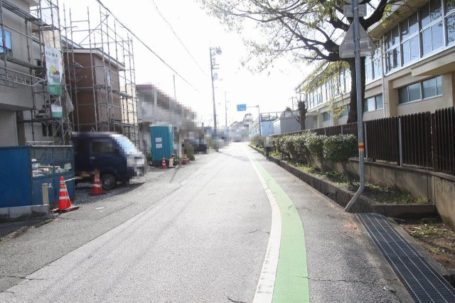 旭天神町　中古戸建　Ａ号棟　（未入居物件）の前面道路含む現地写真