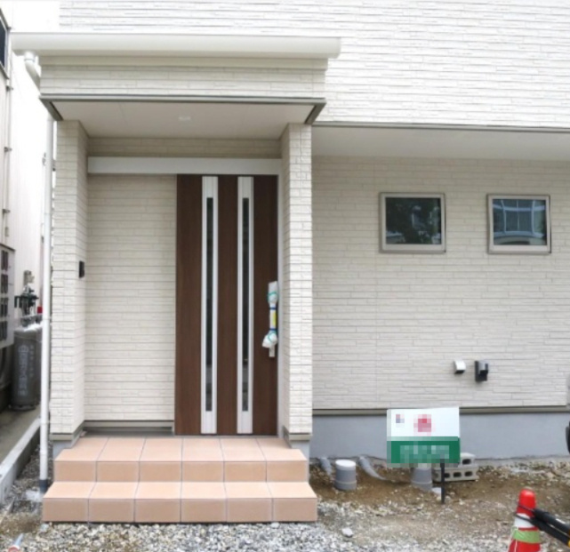 旭天神町　中古戸建（未入居物件）　B号棟の玄関