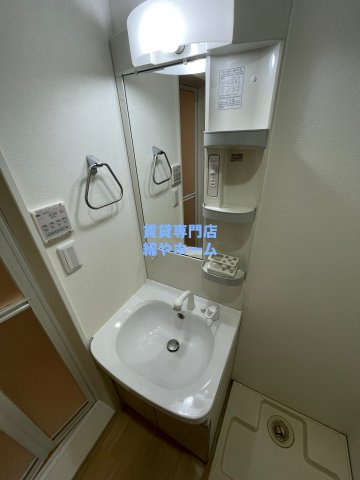 アッシュメゾン北加賀屋の独立洗面台|朝の支度にも助かる、独立の洗髪洗面化粧台