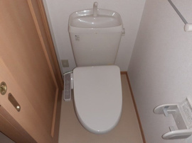 落ち着いた色調のトイレです