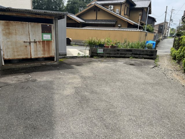白岡ビルの駐車場