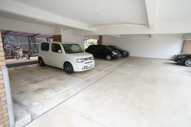 ハイフィールドKの駐車場