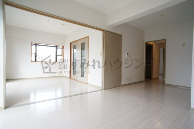 ハイフィールドKの居間・リビング