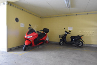 【駐車場】 | 屋根付きのバイク置き場。空きの有無や駐車料金、サイズおよび排気量規定などについては、改めてお問い合わせください。～即日のご見学可能～　お問合せはお気軽にどうぞ。